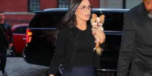 Demi Moore fait de la jupe midi l'atout chic de l'automne