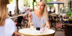 Les cigarettes pourraient bientôt être interdites en terrasse des cafés et restaurants