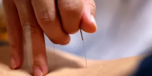 Réflexologie, kinésiologie, reiki… Quand la Ligue contre le cancer soigne les "médecines douces"