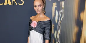 En robe à traîne, Lily-Rose Depp fait sensation sur le tapis rouge des Governors Awards 2024