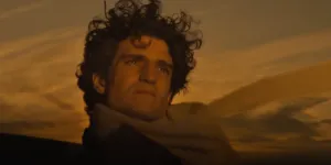 Louis Garrel se glisse dans la peau de Saint-Exupéry : la bande-annonce du biopic est sortie (VIDEO)