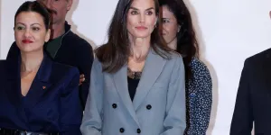 La reine Letizia fait sensation à Madrid dans un costume gris Mango