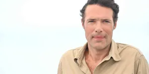 Procès pour agression sexuelle : Nicolas Bedos arrive main dans la main avec Pauline Desmonts