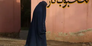 En Afghanistan, les talibans ordonnent de murer les fenêtres qui permettent d'apercevoir des femmes chez elles