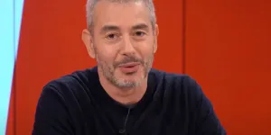 "Elle l’a extrêmement mal pris" : Ali Baddou revient sur son échange tendu avec Whitney Houston au Grand Journal