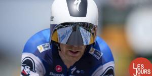 Tous devant et lui derrière