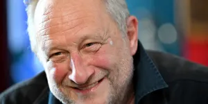 Benoît Poelvoorde, fière de sa bedaine, appelle à arrêter les régimes