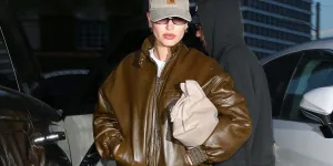 Hailey Bieber adopte la couleur phare de l’automne