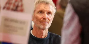 Denis Brogniart : photo gênante d’enfants dans son livre tout juste publié, l’animateur interpellé