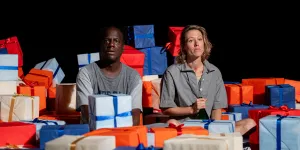 "Peu importe" au théâtre : un affrontement d’êtres humains pris dans le vertige de leurs névroses