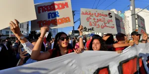 "Si personne ne fait rien, ça ne changera pas" : en Tunisie, des manifestants dénoncent une élection présidentielle transformée "en coup d'État"