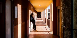 Rapport sur TikTok : "Les jeunes sont en fait plus en sécurité dans la rue que dans leur chambre"