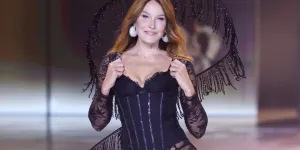 Carla Bruni enflamme le défilé de Victoria's Secret à 56 ans