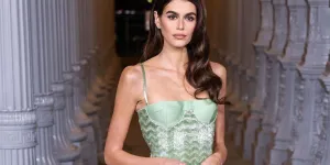 Kaia Gerber ravive l'élégance des années 20 dans une robe signée Valentino