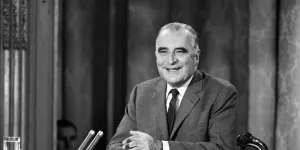"Il y a cinquante ans, Pompidou redoutait l’accession au pouvoir 'd’un homme fort et casqué' "