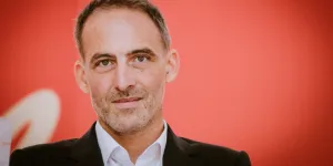 Les "indiscrétions" de Marianne : quand Glucksmann s'habille chez le même tailleur que Macron