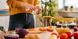 8 astuces pour recycler ses épluchures de fruits et légumes en cuisine