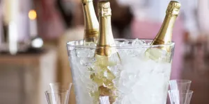 Comment refroidir une bouteille de champagne en moins de 10 minutes ?