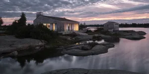 Une maison posée sur une île déserte