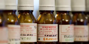 Essor des médecines douces en France : "Les pseudo-thérapies explosent et il y a très peu de garde-fous"