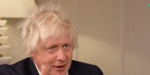 Boris Johnson rapporte un tacle d’Elizabeth II envers Emmanuel Macron : “Brigitte ne lui a pas bien appris l’histoire” (VIDEO)