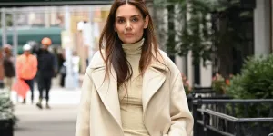 Katie Holmes porte la couleur de manteau incontournable de la saison