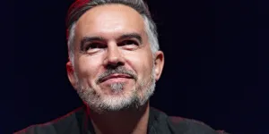 Faustine Bollaert : le papa de ses enfants et célèbre écrivain, Maxime Chattam, prêt à abandonner après le décès de son meilleur ami