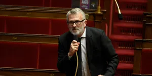 À gauche, seul parmi les siens : "On aurait dû torpiller la réforme des retraites et dénoncer la supercherie du RN"