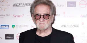 Eddy Mitchell se rétablit "doucement" après une pneumonie : "Je fumais depuis l'âge de 14 ans"