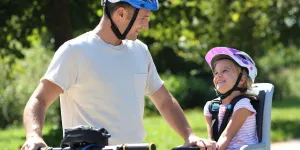 Faire du vélo avec son enfant : les 4 équipements indispensables pour des trajets en toute sérénité