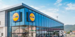 Vêtements, bougies parfumées, rosé à la fraise… Lidl s’associe à la série « Emily in Paris » et lance une gamme de produits