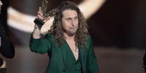 Julien Doré fan de L’amour est dans le pré : le chanteur réagit à la rupture entre Anthony et Evelyne