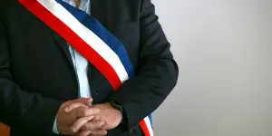 Sentiment de persécution, auteur d'un livre sur l'IA… Le profil de l'agresseur du maire de Villeneuve-de-Marc se précise