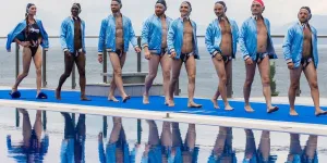 « Les crevettes paillettées »: l'histoire vraie qui a inspiré ce film sur une équipe de water-polo gay