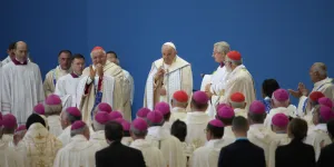 Le pape François achève sa visite à Marseille par un nouvel appel en faveur des migrants