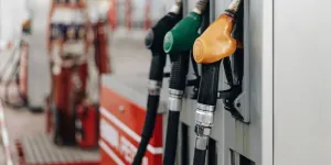 Carburant : le prix du gazole à son plus bas niveau depuis plus de deux ans, la baisse va-t-elle se poursuivre ?