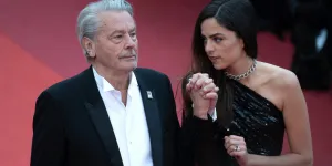 “Un mois sans toi et ça m'angoisse” : Anouchka Delon inconsolable depuis la mort de son père Alain Delon