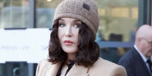 “On ressemble tous à des planqués” : Isabelle Adjani donne son avis tranché sur le faible engagement des artistes