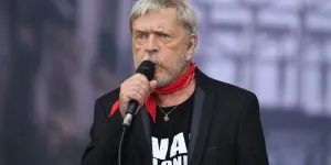 Renaud "se reprend en main" : son épouse Cerise évoque ses addictions