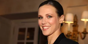 "Mais vous êtes des fous de faire des trucs pareils", Lorie submergée en plein concert, ses fans lui ont réservé une bien belle surprise