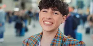 Eurovision Junior : Titouan fait la fête à la Gare de Lyon dans le clip de Comme ci, comme ça (VIDEO)