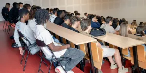 Pour l'OCDE, "certains adultes français diplômés de l'université n'ont pas les compétences à l'écrit d'un enfant de 10 ans"