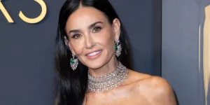 Parée de diamants et épaules dénudées, Demi Moore rayonne aux Governors Awards