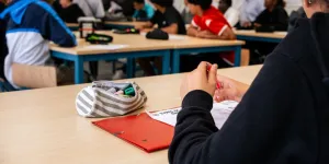 "Madame, ce que vous dites est grave" : une prof menacée après un cours sur la poésie jugé blasphématoire