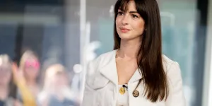 Anne Hathaway : son astuce anti-âge pour lifter ses traits en quelques minutes