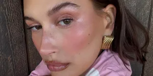 Hailey Bieber adopte une nouvelle coloration parfaite pour l’automne