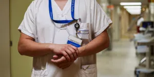 "J’ai conscience d’y avoir laissé une partie de moi" : la double peine des aidants travaillant dans le secteur de la santé