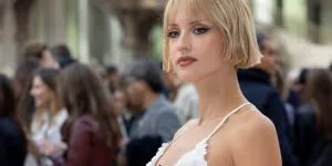 Fashion Week de Paris : Angèle envoûte le défilé Chanel en osant la tendance du sous-vêtement visible