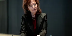 De la contre-culture au militantisme aveugle : comment la photographe Nan Goldin a perdu la vue