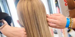 Dangers du lissage brésilien : quelles alternatives pour des cheveux lisses sans risque ?